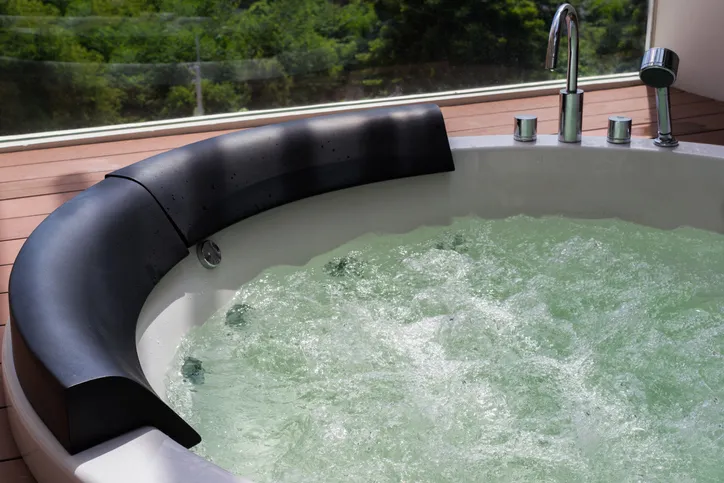 Włączone jacuzzi z masażem